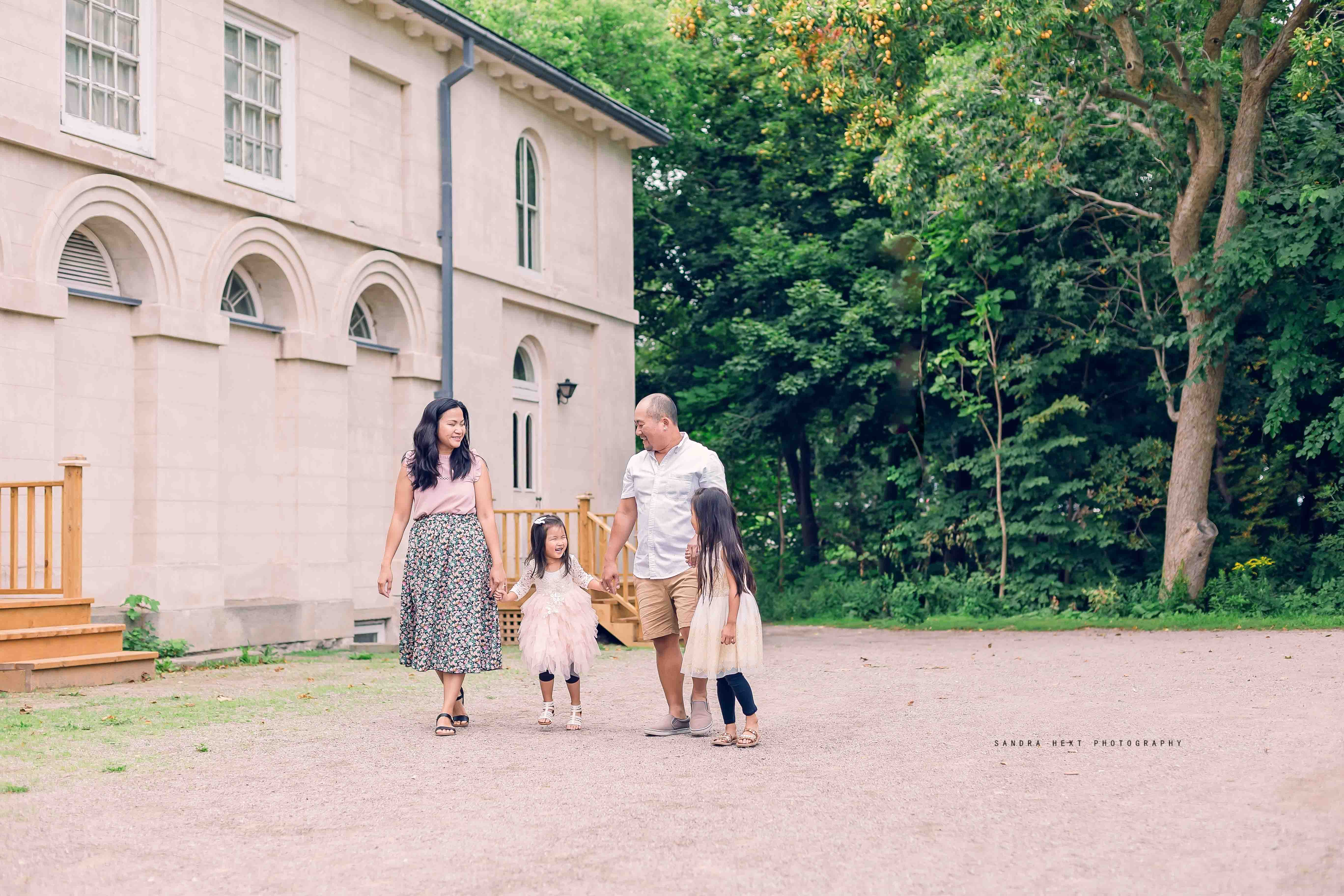  Family photography at Dundurn Castle park